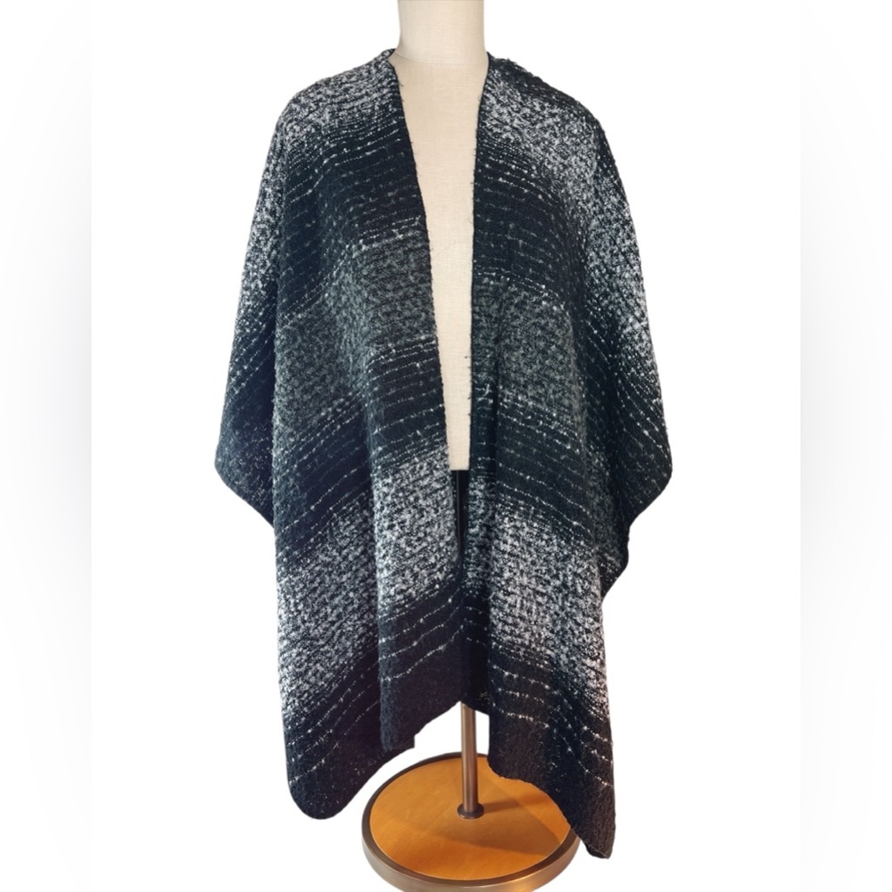 Woolrich Cozy‎ Blanket Wrap One Size Black and Gray Ruana Poncho Scarf Cape EUC